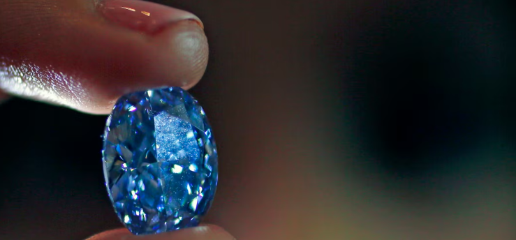 Enchères: Un diamant bleu rare pourrait battre des records