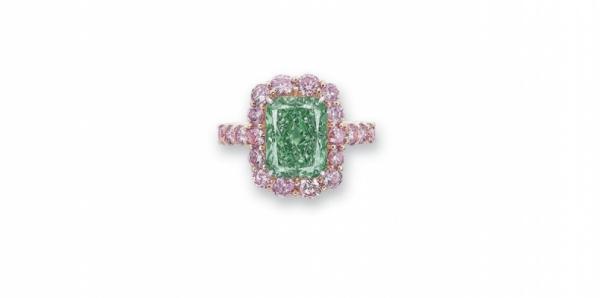 THE AURORA GREEN ADJUGÉ À 16,8 MILLIONS USD DEVIENT LE DIAMANT FANCY VIVID VERT LE PLUS CHER AUX ENCHÈRES