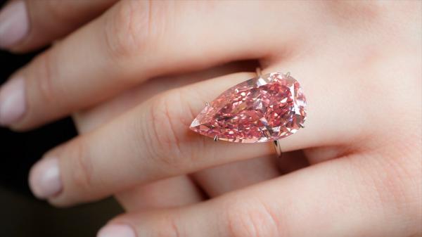 THE UNIQUE PINK ADUGÉ À 31, 56 MILLIONS DE DOLLARS ENREGISTRE UN PRIX RECORD PAR CARAT