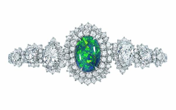 Dior crée une collection autour de l’opale