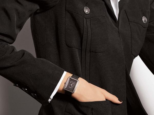 Chanel dévoile sa nouvelle montre Boy Friend Tweed noire