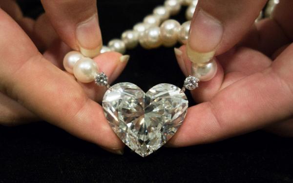 Vente du plus gros diamant taille coeur jamais mis aux enchères