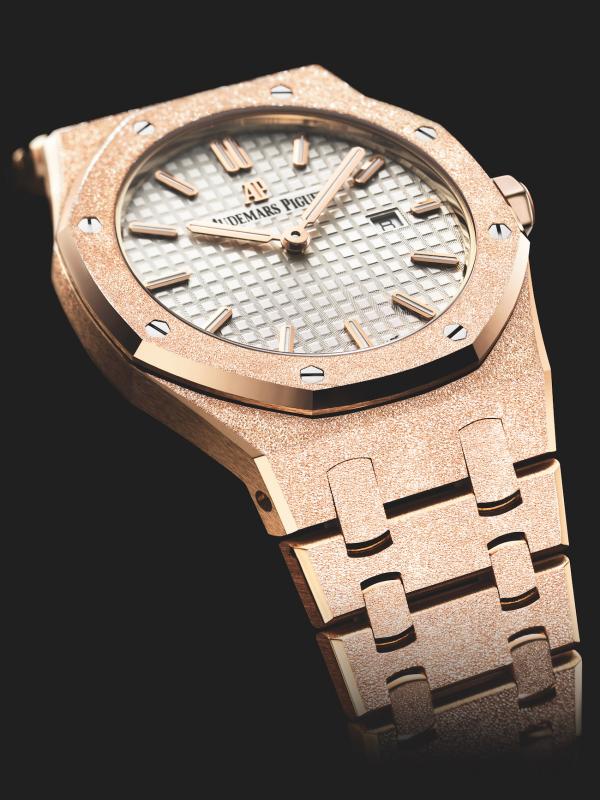 AUDEMARS PIGUET FÊTE LES 40 ANS DE LA ROYAL OAK DE FAÇON ÉTINCELANTE AVEC LA FROSTED GOLD