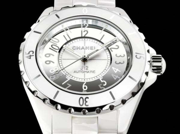 Chanel J12 Mirror (prix & photos exclusives) - une montre idéale pour l'été