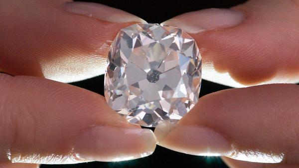 Royaume-Uni: elle découvre que son bijou fantaisie est un diamant de 26 carats